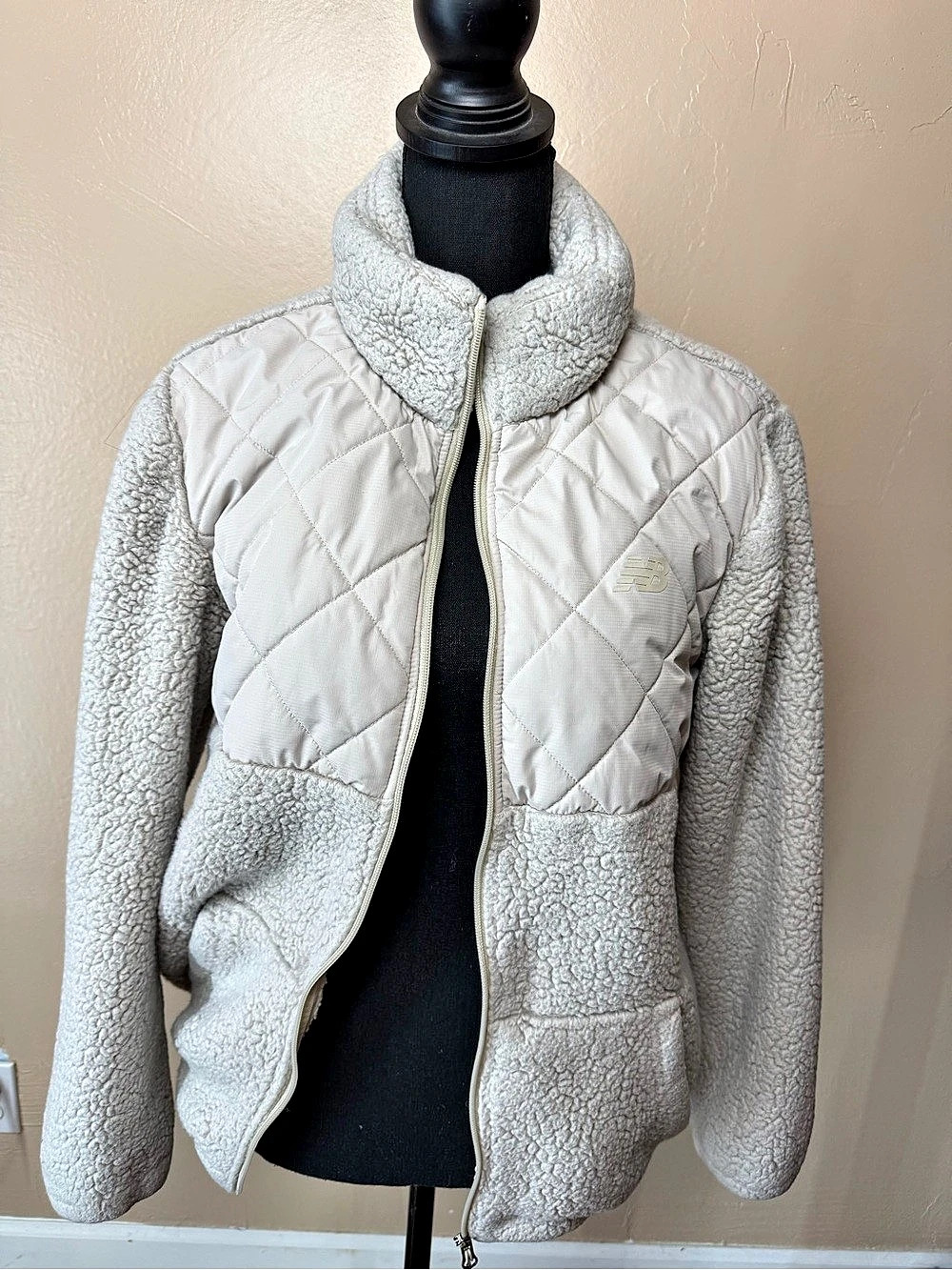 New Balance Cream Ivory Teddy Sherpa Fleece Diamond Quilted Full Zip Jacket M⁠